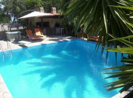 Dina's Villa Isthmia, hotel na may pool sa Korinthos