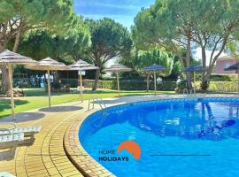 #101 Kid Friendly with Pool, Private Park, 400 mts Beach: Albufeira'da bir golf oteli