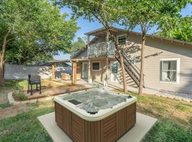 Modern Lake House with HOT TUB & Gameroom, hotel di Wylie