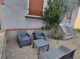 Petite maison avec jardin, vacation home in Montluçon