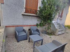 Petite maison avec jardin, παραθεριστική κατοικία σε Montlucon