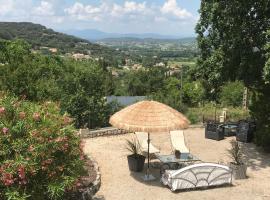 Gîtes Le Mas du Vieux Chêne, hotel u gradu 'Salavas'