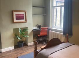 Tranquil Garden View Double Room, hotel in zona Stazione Metro Bounds Green, Londra