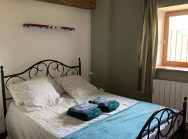 Petite chambre, grand confort comme à la maison: Sommières-du-Clain şehrinde bir otoparklı otel