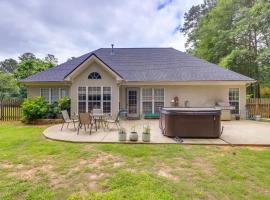 Fayetteville Retreat with Hot Tub and Fenced Yard, villa í Fayetteville