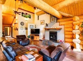 Riverside Log Cabin On-Site Aurora Viewing!, vacation home in North Pole