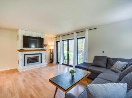 Updated Hermantown Vacation Rental 6 Mi to Duluth!, alojamento para férias em Hermantown