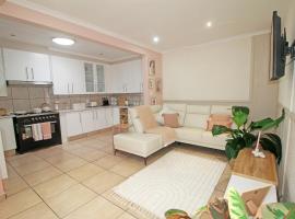 Neapolitan Guesthouse, hotel near Newmarket Mall Shopping Centre, Alberton