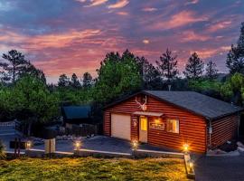 Cabin #6 Bobcat Bunkhouse - Pet Friendly - King Bed - Sleeps 4, chalet i Payson