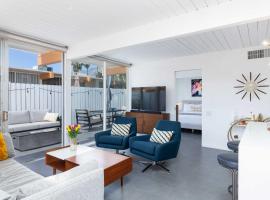Modern Bungalow in Historic Ocotillo Lodge!, bungalow in Palm Springs
