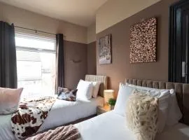Ephphatha 4 Beds Central A63 3 Bedrms Free Wifi - Close to HRI and MKM Stadium