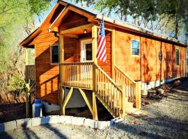 New Serene, Fun & Comfy Cabin- Covered Deck, Grill, Arcade, hotel in Murphy