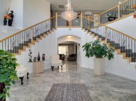 Albuquerque Home with Balcony about 7 Mi to Rio Grande!, villa en Albuquerque