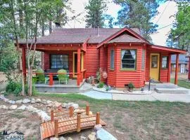 A Sweet Pine Cabin - Adorable retro home in a peaceful residential neighborhood