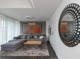 Luxury 2 BD Apartment with terrace by Hostlovers