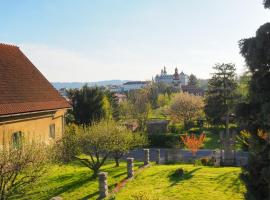 Dům u Kříže, cabaña o casa de campo en Broumov