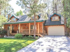 Abe's Cool Cabin - Nice luxury home with a game room, hot tub, and pool table, luxury hotel in Big Bear Lake
