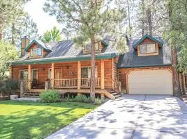 Abe's Cool Cabin - Nice luxury home with a game room, hot tub, and pool table