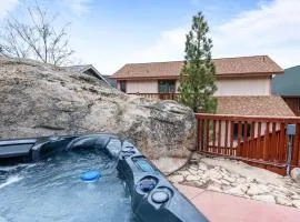 Boulder Bay Chalet Lakefront - Elegantly decorated with Hot Tub and Game Room!