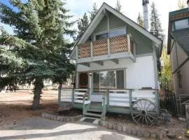 Village Hideaway - Perfectly cozy cabin with a beautiful location, walking distance to everything!