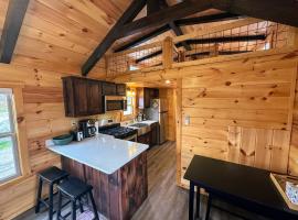 BMV4 Tiny Home with sleeping loft, hotelli kohteessa Twin Mountain