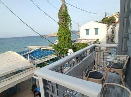 A window to the Aegean, Hotel am Strand in Kokkari