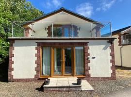 Pine Lodge - Two Bedrooms, High Bickington close to Umberleigh , Barnstaple , Bideford, къща тип котидж в High Bickington