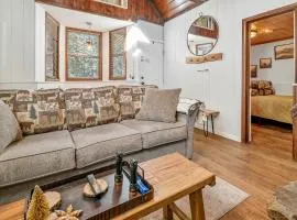 The Vintage Bear Cabin - wonderful, well appointed cabin with a native rock fireplace!