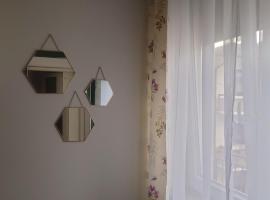 appartamento 'Il glicine', cheap hotel in Valli del Pasubio