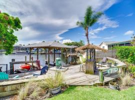 Waterfront Merritt Island Vacation Rental with Pool! – hotel dla rodzin w mieście Indianola