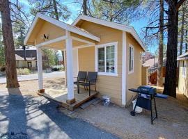 Baby Bear - A delightful studio style property in the perfect central location!, hotel in Big Bear Lake