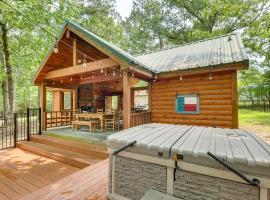 Cape Royale Luxury Livingston Cabin with Hot Tub!, hotel met parkeren in Coldspring