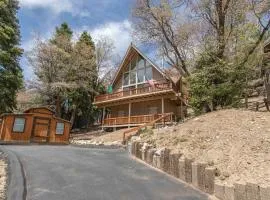 The Outdoors Inn - Breathtaking mountain views of Bear Mountain, Perfect for a barbecue on the deck!