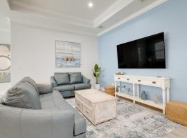 Bright Foley Home with Patio - 7 Mi to Wharf and Beach, hotel v destinaci Foley
