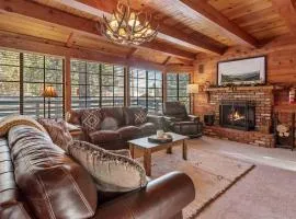 The Lakehouse Cabin - Located close to the Lake! Hot Tub, Smart TV, and WiFi!