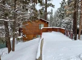 Harrison's Hanger - Cozy cabin with a fairly nice view of the tree line! Wood burning fireplace!