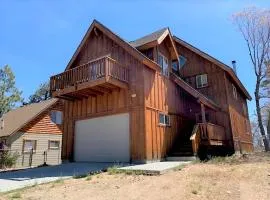 The Fox Paw - Cozy and spacious cabin! Family game room with Foosball and Pool Table! Jet Tub!