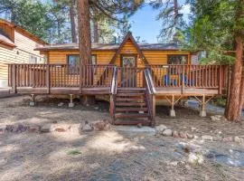 The Cuddle Inn - True feeling of a great cabin! Beautiful and homey! Walking distance to the lake!