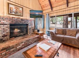 Bear Crossing - Walk to Snow Summit! Visit this charming mountain home compete with foosball table, hotel in Big Bear Lake