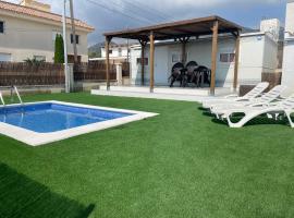 Chalet-home familiar "CAL DENVER" "Pet friendly", cabană din Sant Carles de la Ràpita