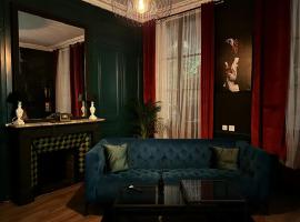 Le Peaky Blinders - KreativeHome, hotel with jacuzzis in Rouen