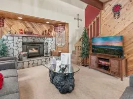 Sunset Chalet - Cozy and spacious cabin nestled among tall pines with Hot Tub!