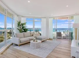 Beachfront Bliss, 3BR Kirra Oasis- Pool and Sauna
