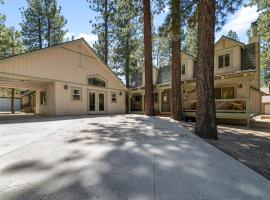 Summit Mountain Lodge - Amazing location just down the street from Snow Summit!, chalé em Big Bear Lake