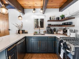 Bearadise - Prime location for a family getaway in the winter or summer, hotel in Big Bear City