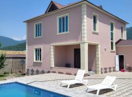 A beautiful villa with a swimming pool in the gebele, parkimisega hotell sihtkohas Qəbələ