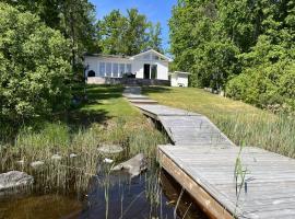 Newly built cottage located on a lake plot by Lake Flaten, hotel with parking in Järnforsen