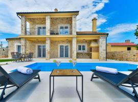 Luxury Stone Villa BANOVI with heated pool, hotel di Vinjerac