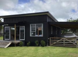 Black Beauty - Double Family Lake House for 12 with a NEW SPA & Pets, vacation home in Mangakino