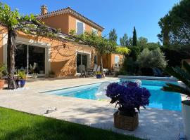 Maison provençale avec piscine et jardin privatifs, feriehus i Saumane-de-Vaucluse